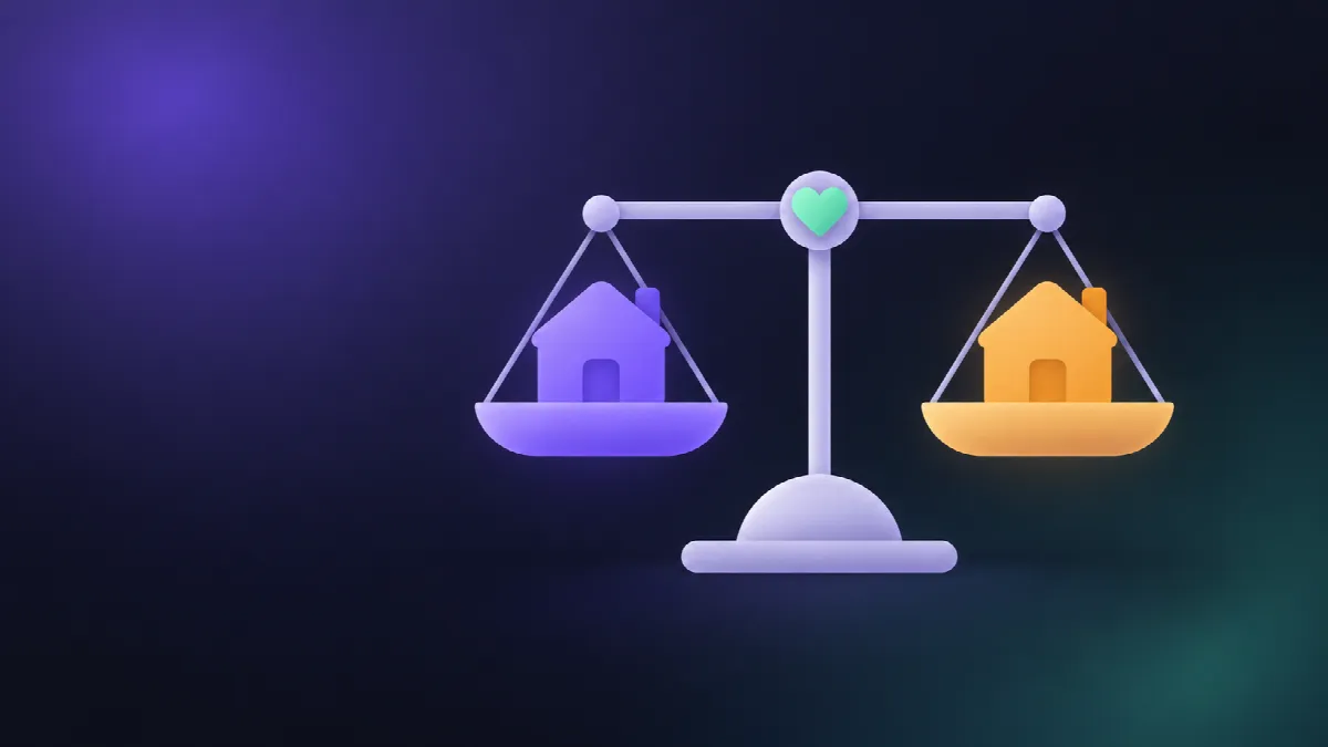 Une balance en équilibre, une maison violette sur un plateau, une maison ambrée sur l'autre.
